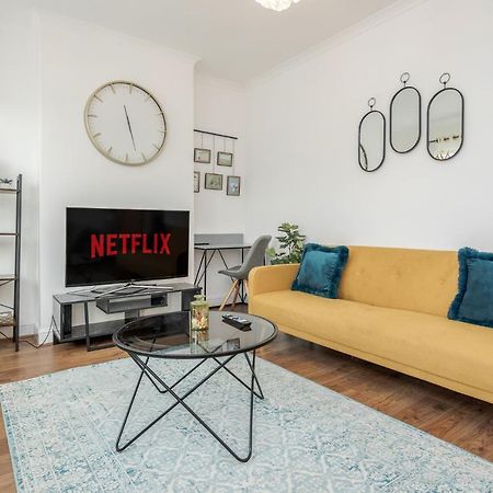 Entire Lovely Family Home With Parking, Wifi, Netflix, Self Check-In Londra Dış mekan fotoğraf