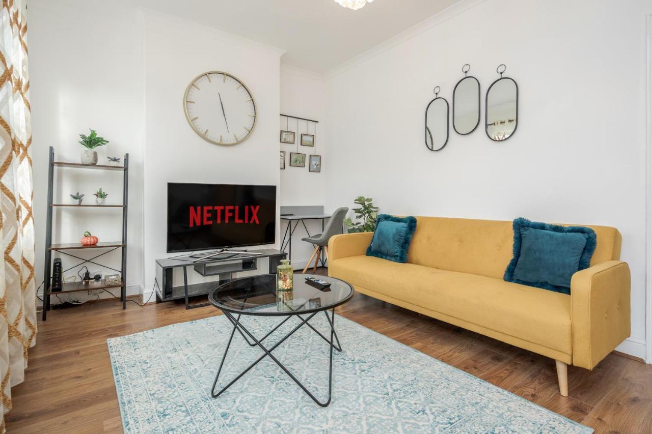 Entire Lovely Family Home With Parking, Wifi, Netflix, Self Check-In Londra Dış mekan fotoğraf