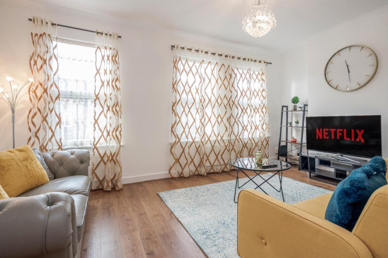 Entire Lovely Family Home With Parking, Wifi, Netflix, Self Check-In Londra Dış mekan fotoğraf