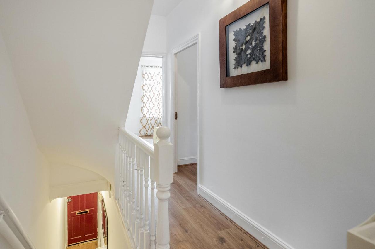 Entire Lovely Family Home With Parking, Wifi, Netflix, Self Check-In Londra Dış mekan fotoğraf