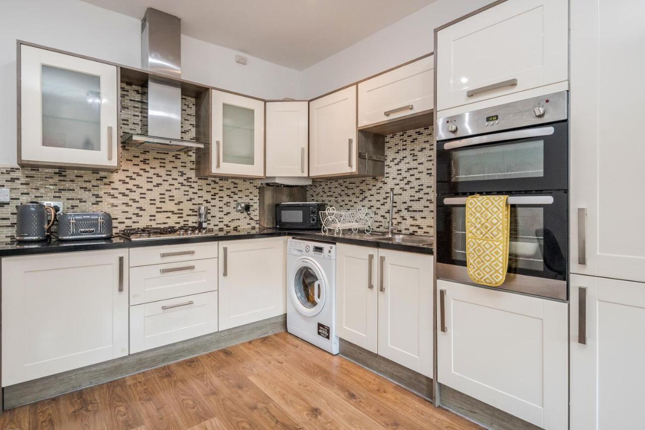 Entire Lovely Family Home With Parking, Wifi, Netflix, Self Check-In Londra Dış mekan fotoğraf