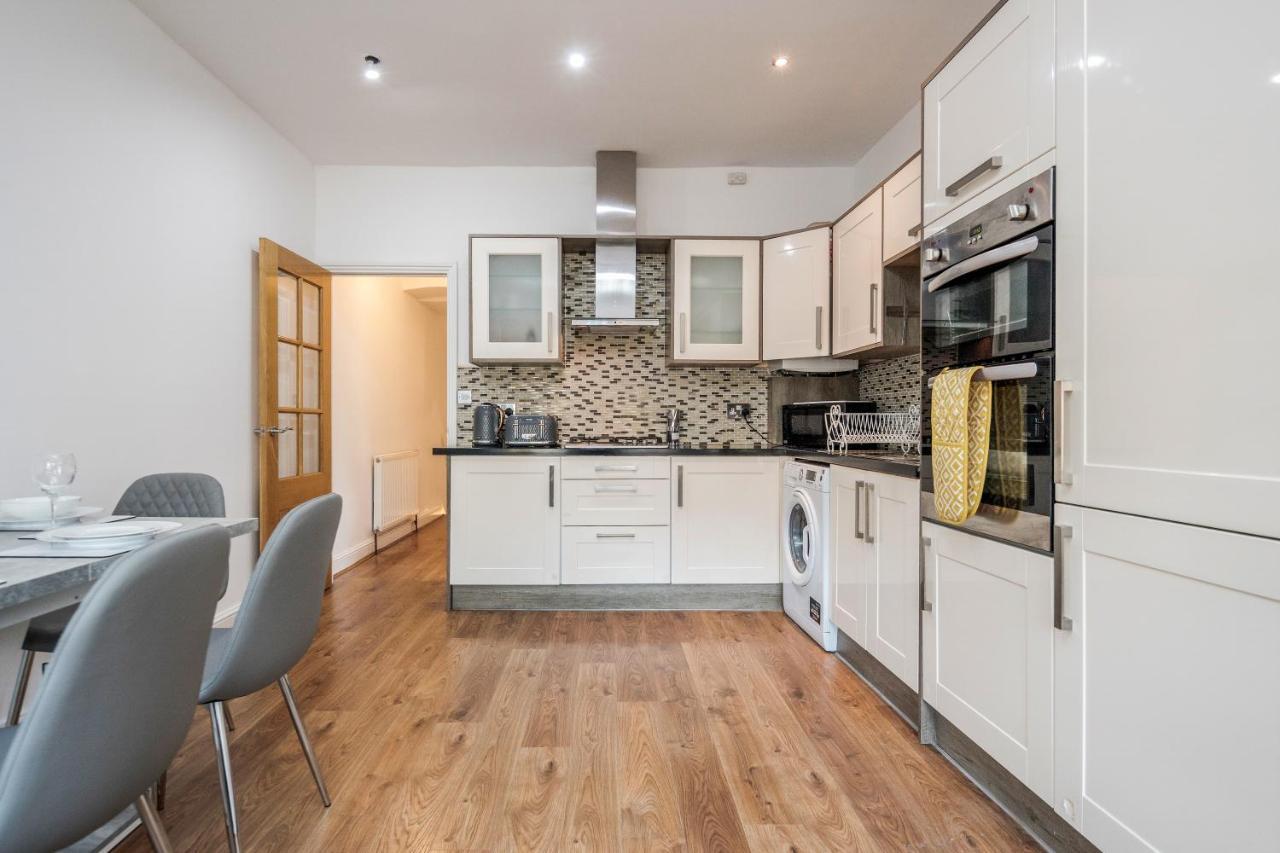 Entire Lovely Family Home With Parking, Wifi, Netflix, Self Check-In Londra Dış mekan fotoğraf