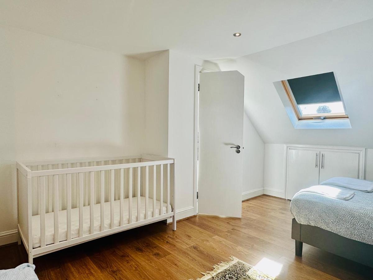 Entire Lovely Family Home With Parking, Wifi, Netflix, Self Check-In Londra Dış mekan fotoğraf